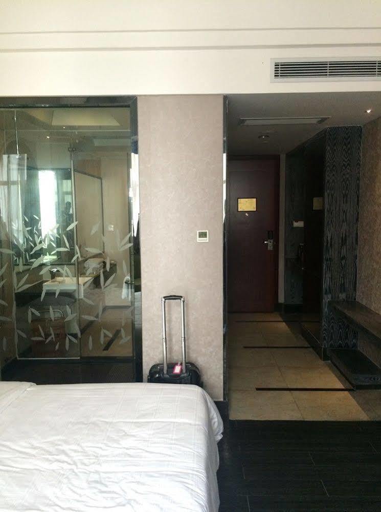 Jun Hao Hotel Дунгуань Экстерьер фото